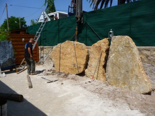 mur de cloture en pierres plates prés de toulonn sur ollioules dan la région méditerranéen
